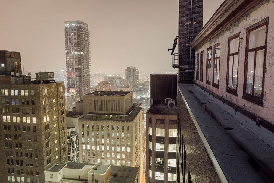 Крыша многоэтажки аниме падение без людей