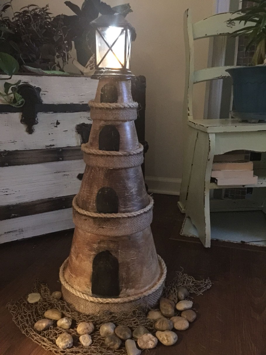 Маяк для сада из цветочных горшков