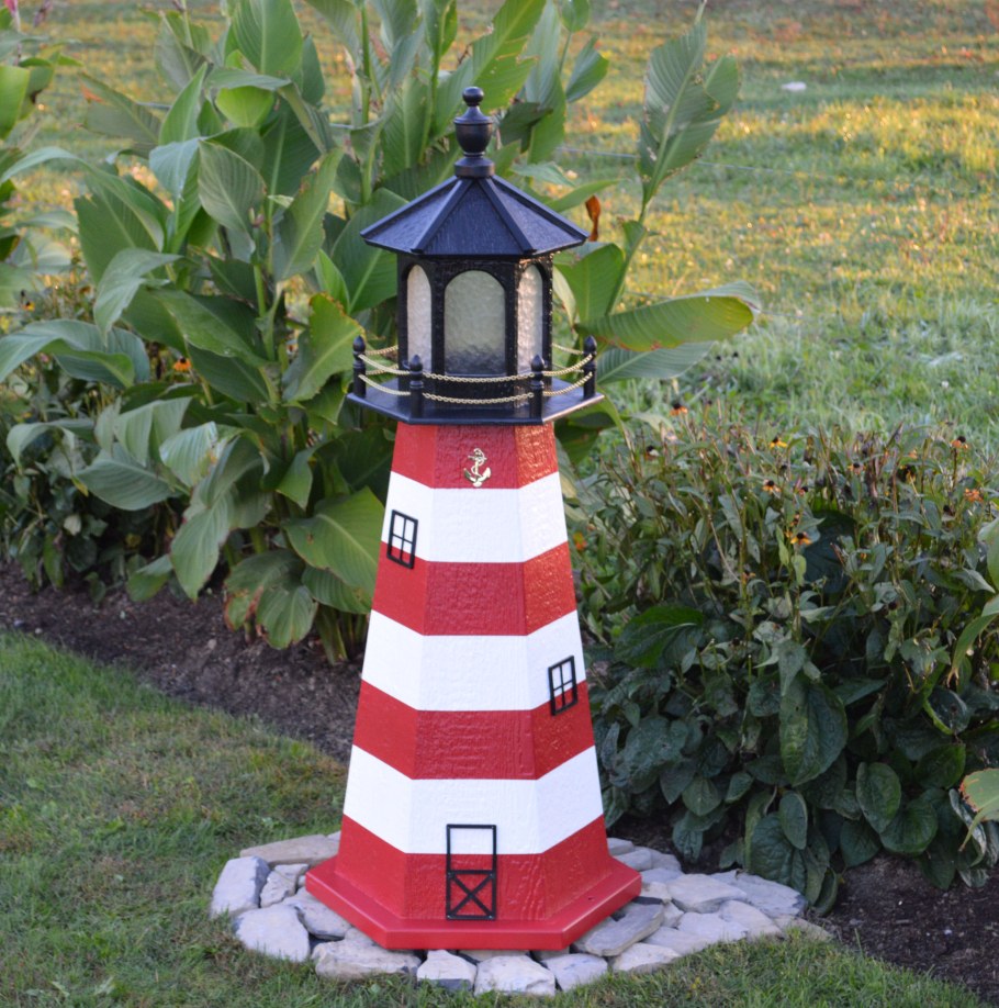 Маяк из дерева для сада