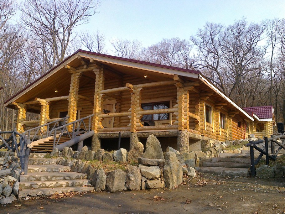 Деревянный сруб на Алтае