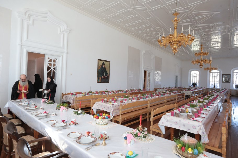 Монастырские трапезные палаты