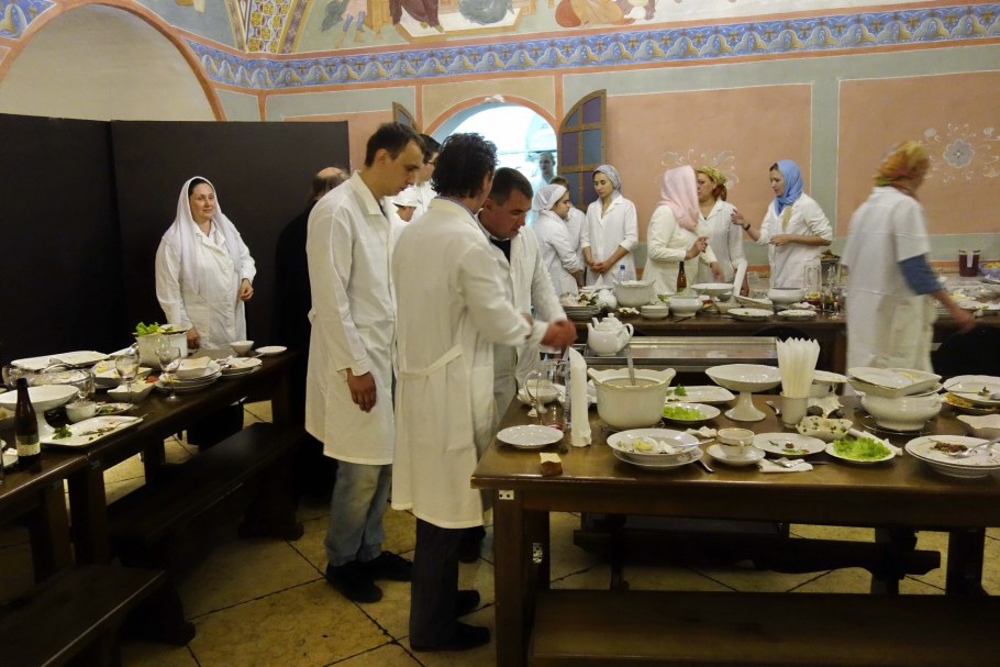 Монастырский стол для паломников