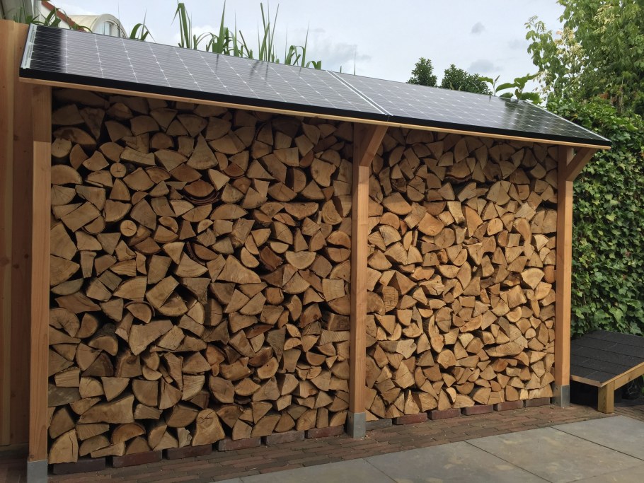 Забор из поленьев