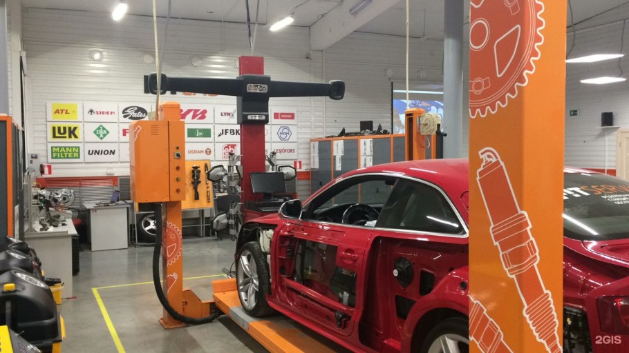 Продавец автозапчастей