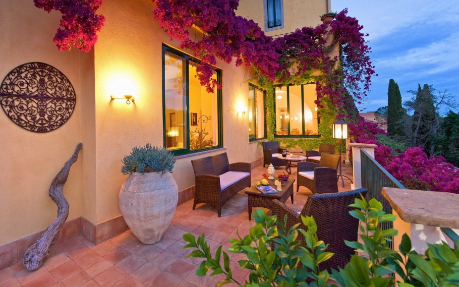 Дом с цветами