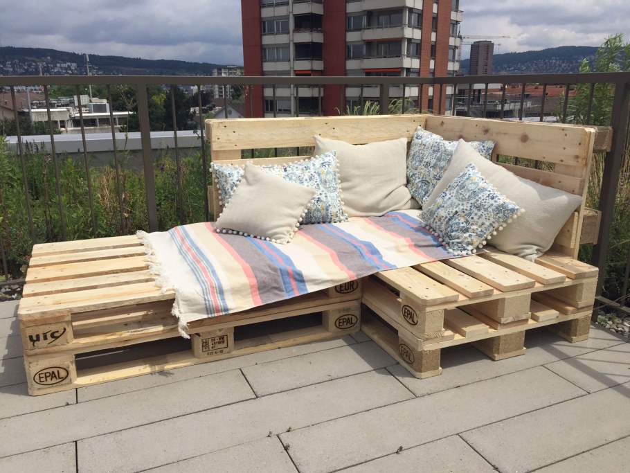 Лавочки вокруг очага из поддонов