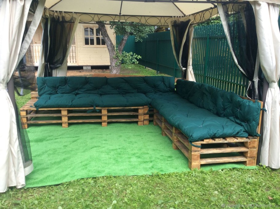 Диван из поддонов в беседку