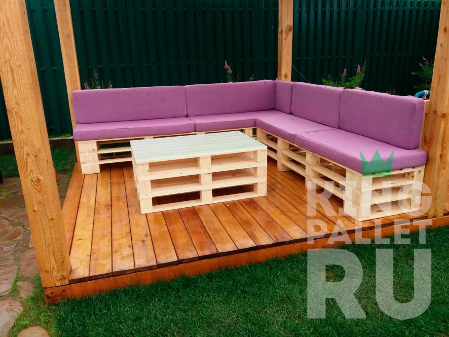 Диван из поддонов в беседку