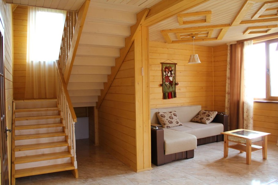 Деревянная лестница на мансарду