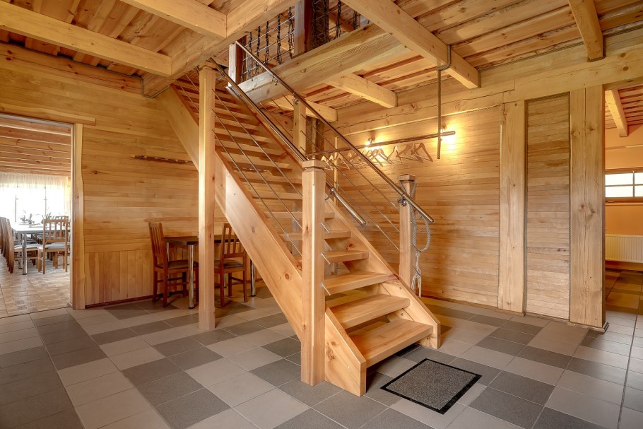 Лестница на второй этаж на даче