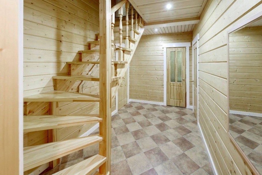 Лестница на мансардный этаж на даче