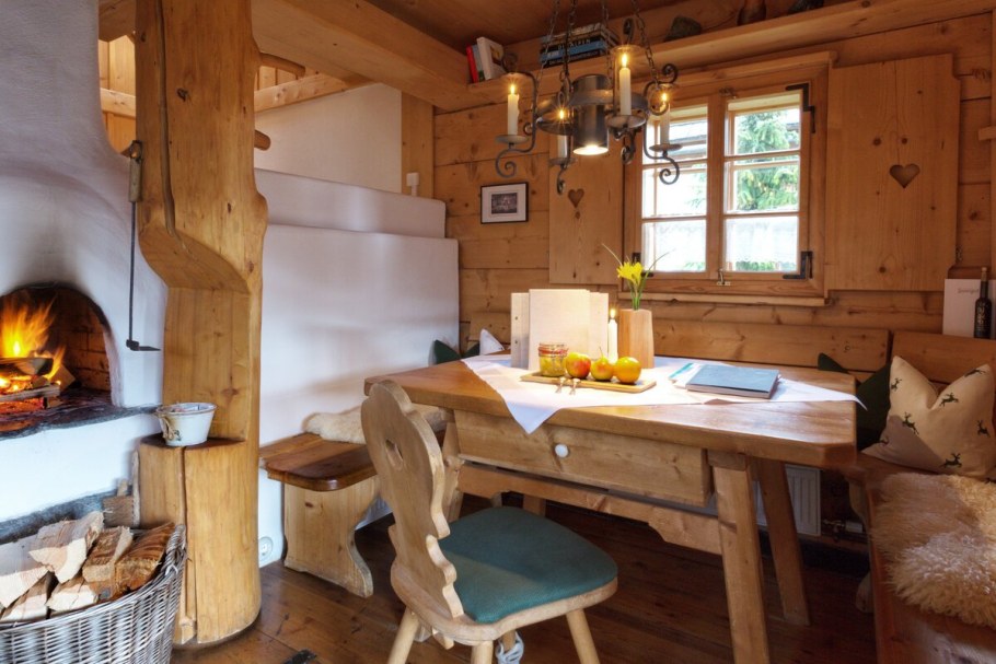 Кухня с печкой в частном доме