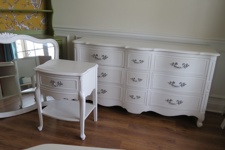 Перекраска мебели в серый цвет