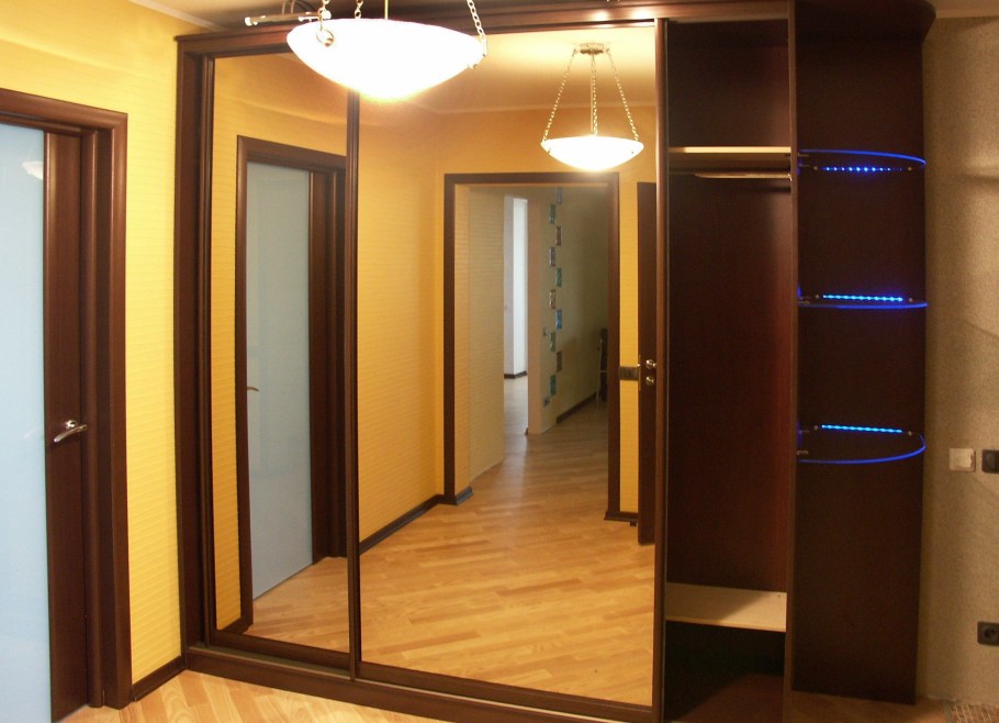 Прихожая двери купе в коридор