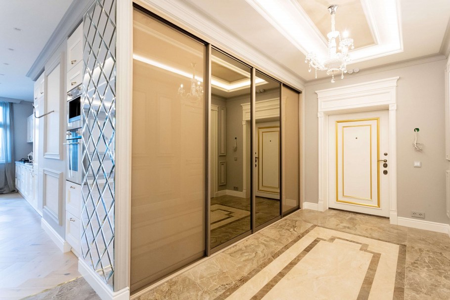 Прихожая с раздвижными дверями