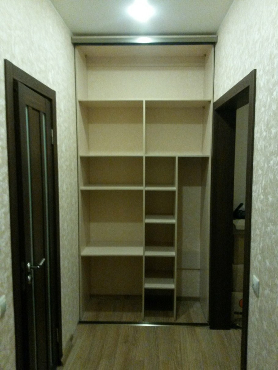 Встроенный шкаф в узкую нишу