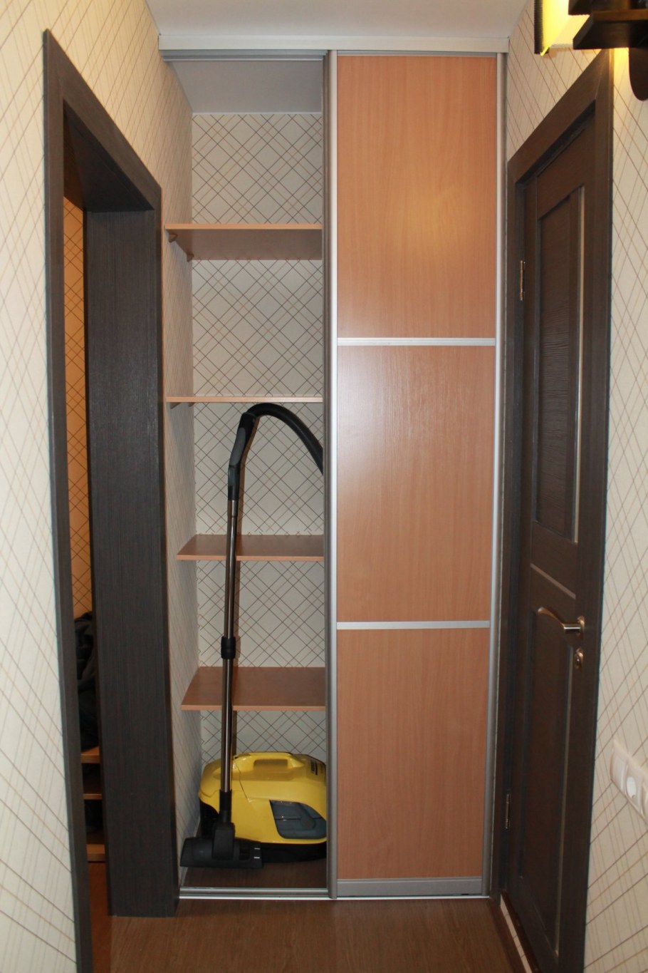 Шкаф в нишу в прихожей