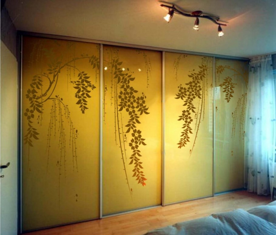 Наклейки на стену