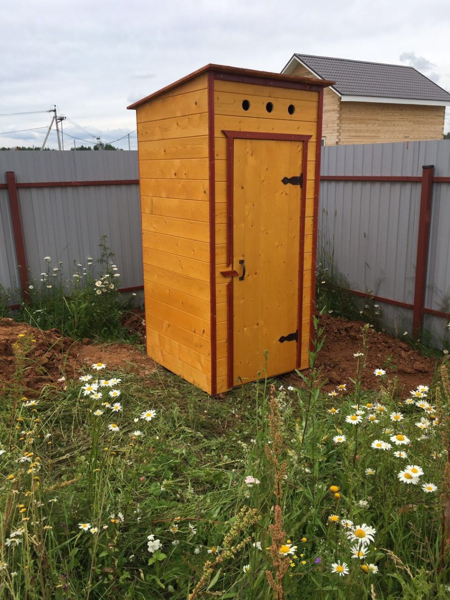 Уличный туалет для дачи с кольцами