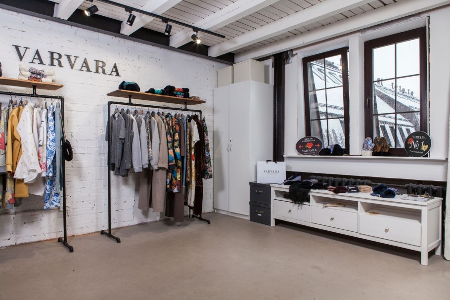 Интерьер маленького бутика одежды