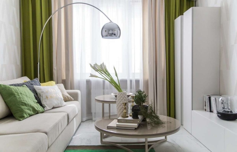 Зеленые шторы и бордовый диван