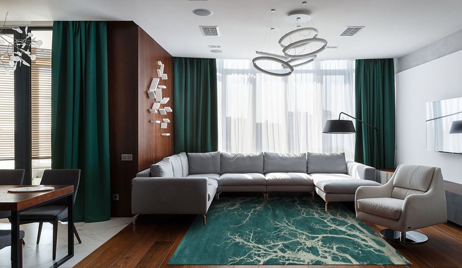Зеленый ковер в интерьере гостиной