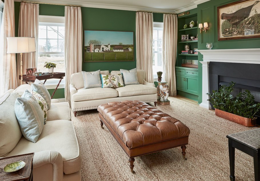 Темно зеленые обои в интерьере гостиной
