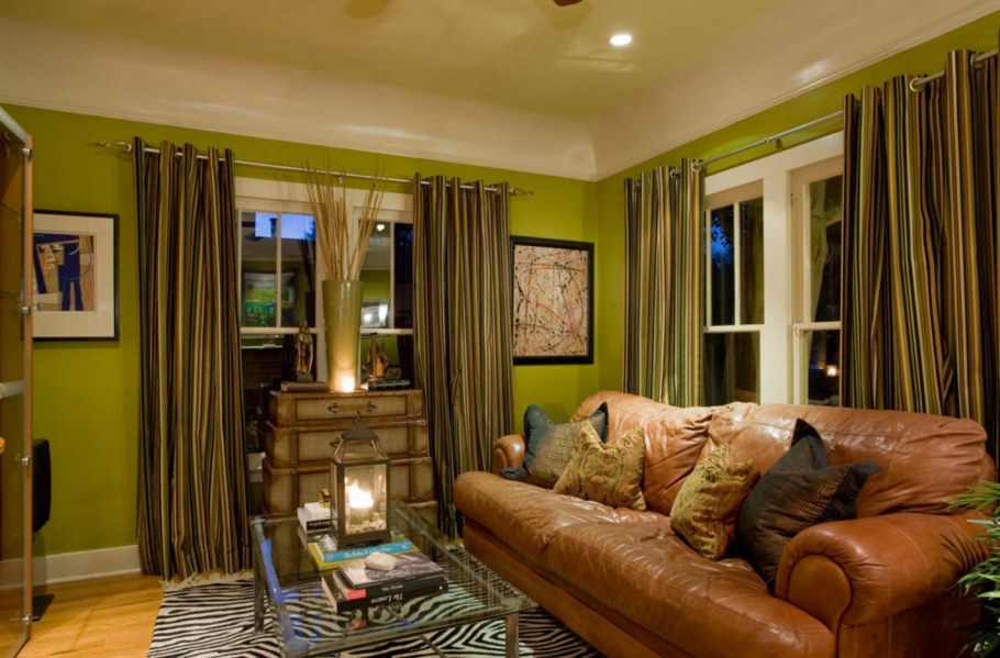 Спальня с зелеными шторами