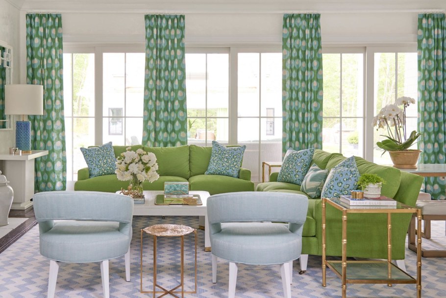 Зелёный диван в интерьере гостиной