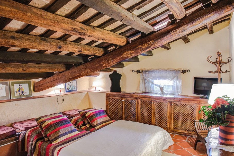 Дачный домик без потолка