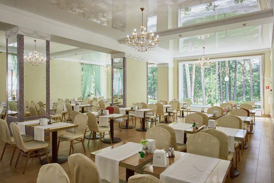 Теплый бассейн на улице зимой