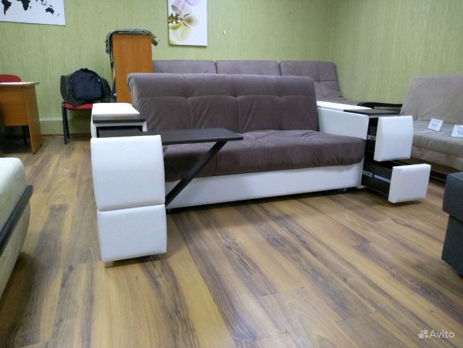 Угловой диван с баром в углу