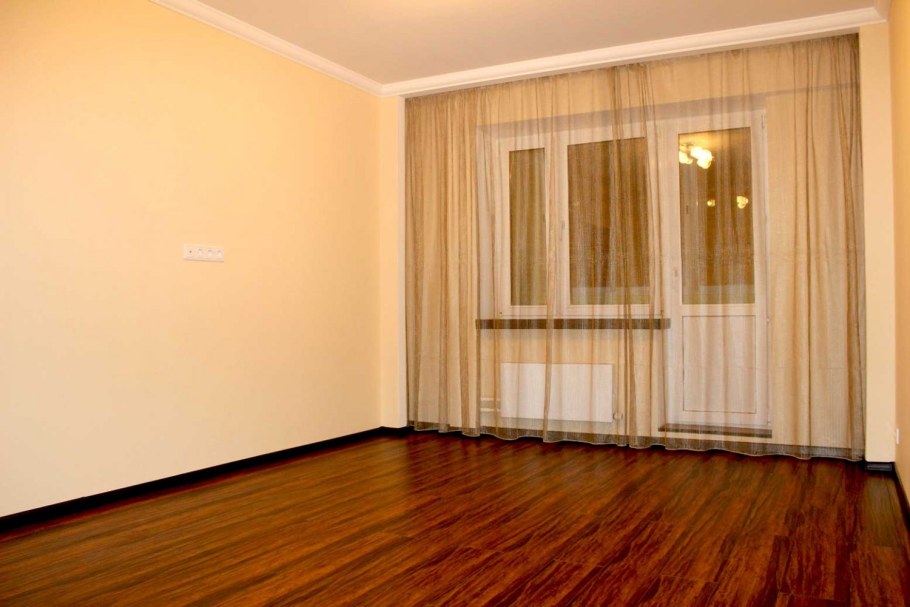 Комната без мебели с балконом