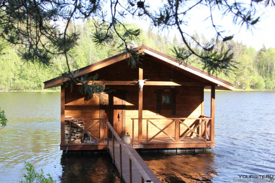 Шатер на берегу моря