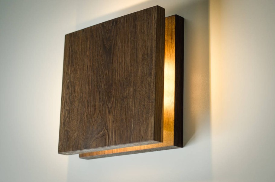 Светильник настенный деревянный