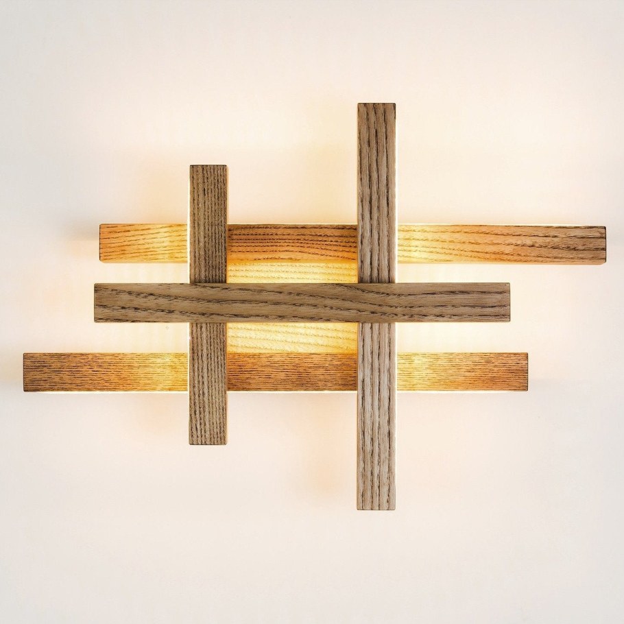 Настенный светильник из дерева