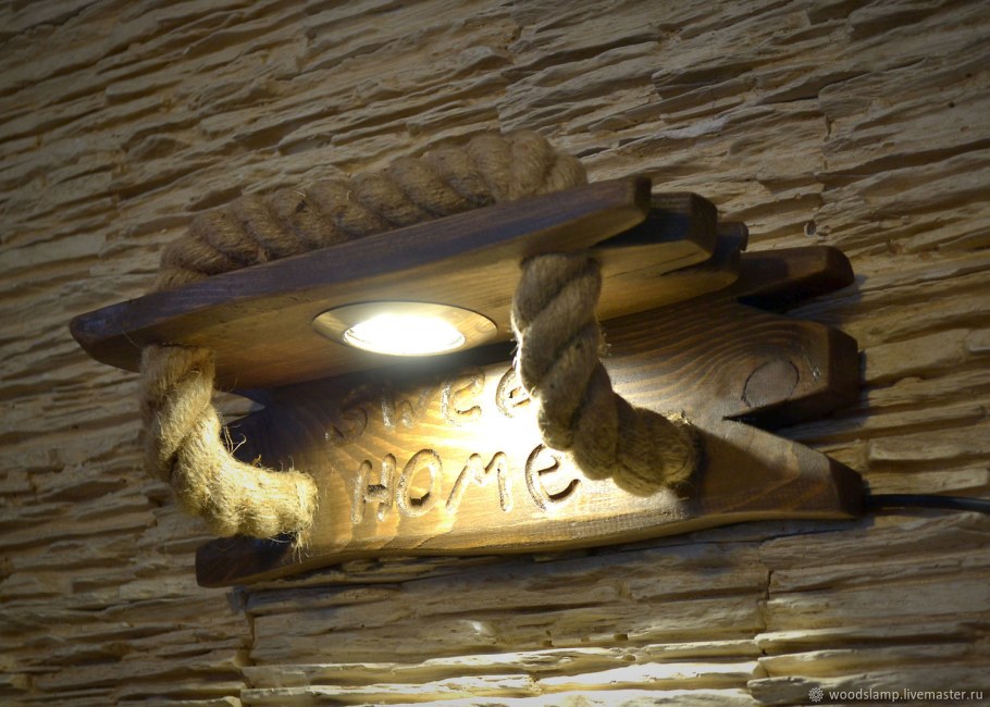 Светильник из дерева на стену