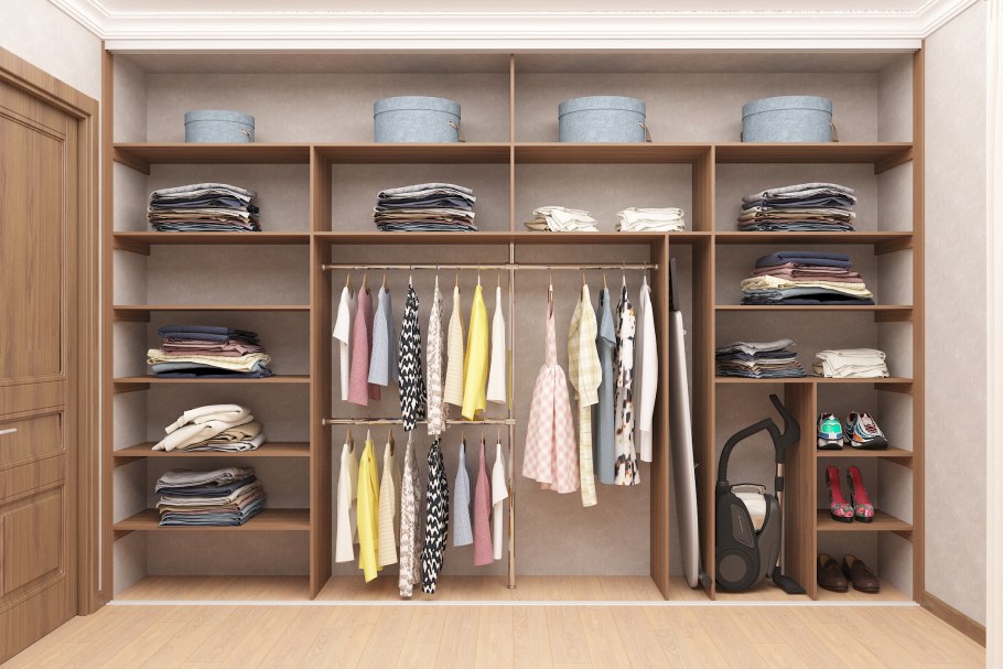 Штанга на фасаде шкафов в прихожей