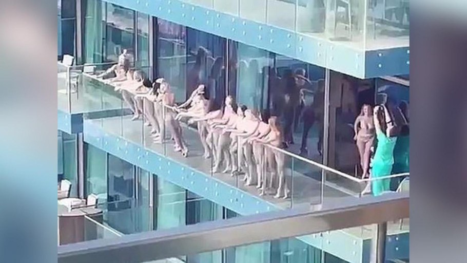 Сиэра Браво в купальнике Уэйн