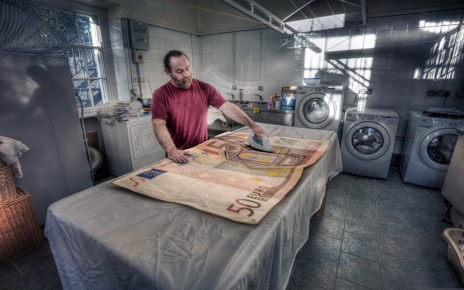 Человек красит стену