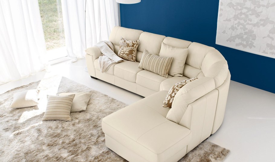 Светлая гостиная с угловым диваном