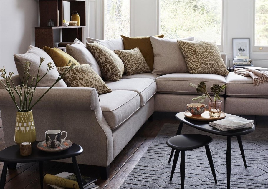 Угловой диван в интерьере