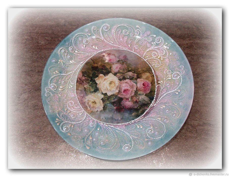 Декоративные тарелки в интерьере