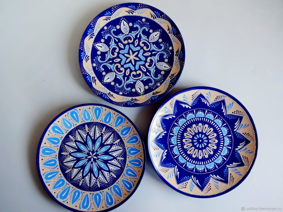 Узорчатые глиняные тарелки