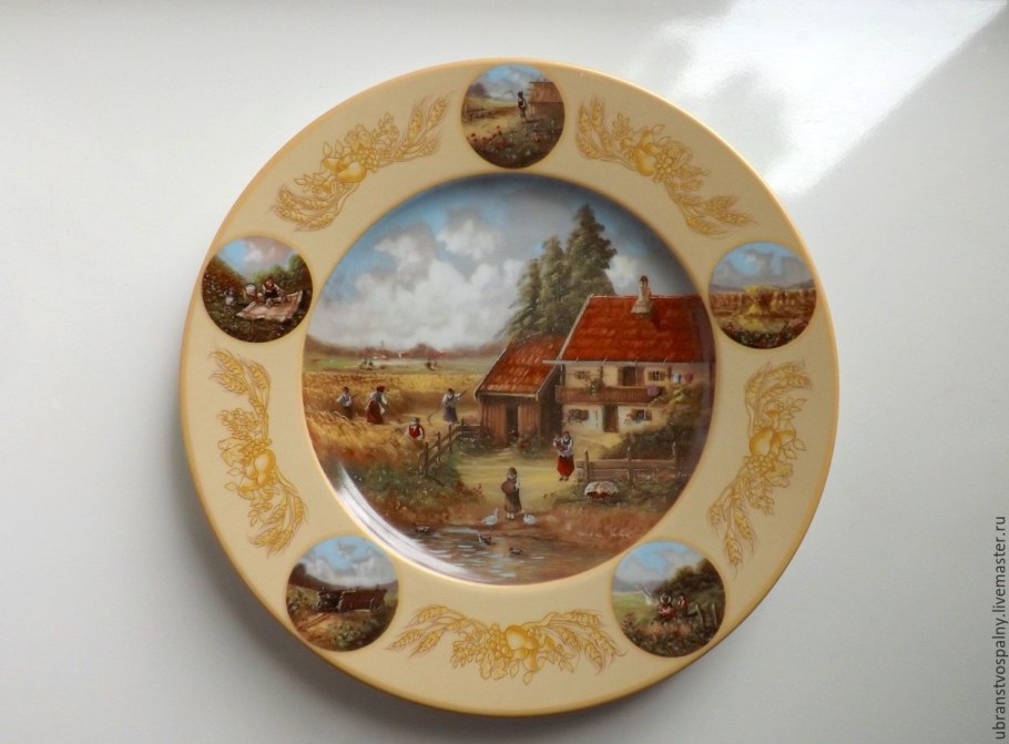 Тарелки на стене