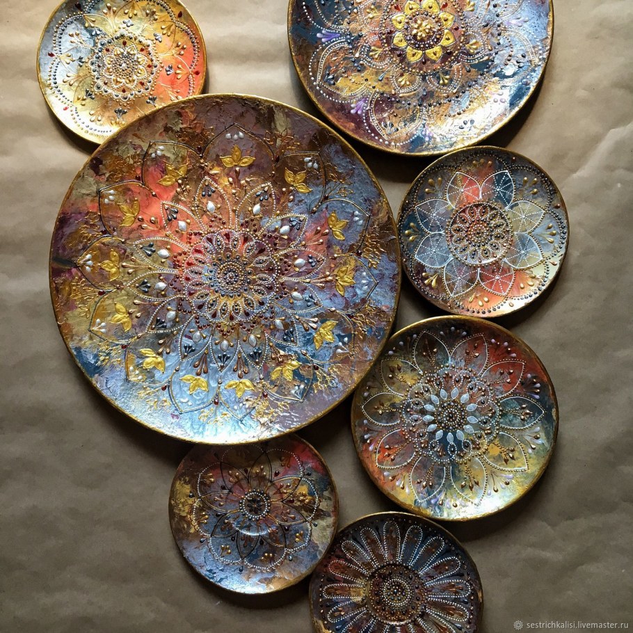 Тарелки на стене