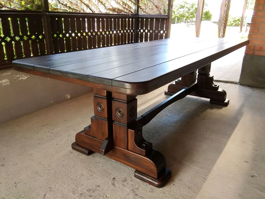 Массивный стол из дерева