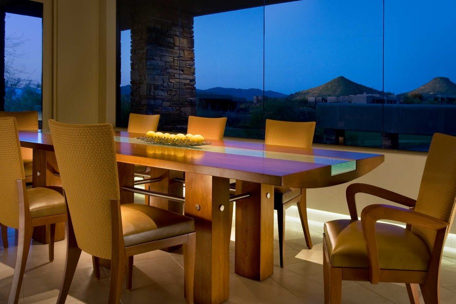 Большой обеденный стол в современном стиле