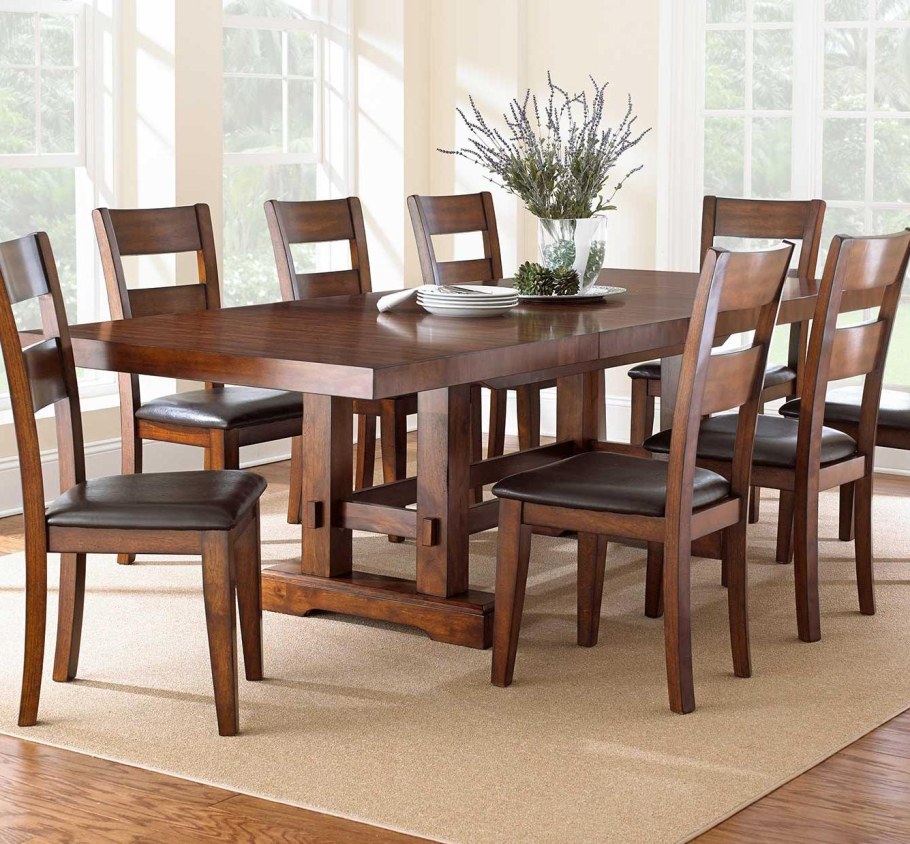 Большой стол со стульями