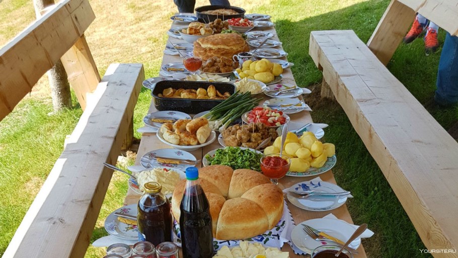 Праздничный стол на природе